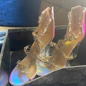 I have a size 7 Azalea Wang high heels in good condition